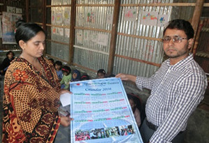 写真-1:新年のカレンダー手渡し