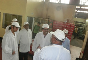 写真-1:撮影チームの工場訪問