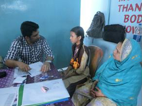 写真-1: 医師からの血液検査結果説明