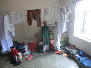 写真-3: 寝食・学びの場 (1部屋10名以上で生活)