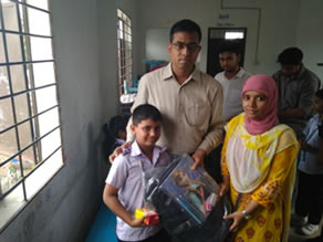 写真-6: 血液検査を終えた親子との交流