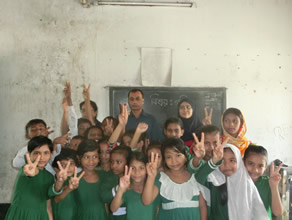 写真-5：AGM校の先生と子どもたち