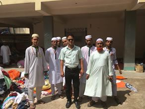 写真-1:アジズールさん(中央)と校長先生