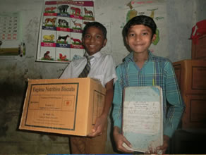 写真-6:ユーグレナクッキーを自ら配るジュエルくんとラセルくん