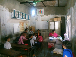 写真-2 :授業後の先生と子どもたち