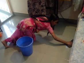 写真-3 :掃除をするショマちゃん