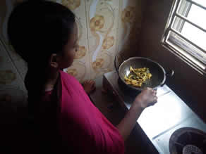 写真-4:家事の中で一番好きな料理をするショマちゃん