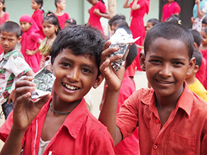 写真-3：正しい手洗いの手順を学ぶ子どもたち