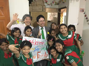 写真-3:エクマットラチルドレンホームを訪問した当社社長出雲と執行役員佐竹