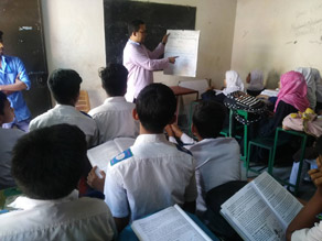 写真-2:タバコ・麻薬中毒の危険性について学ぶワークショップ