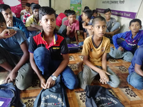 写真-8:友達と授業を受けるナイム君