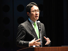 写真-8:Japan Action Tankについて説明する出雲