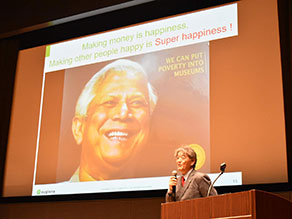 写真-9:バングラデシュでの事例紹介をする佐竹