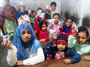 写真-1:1つしかない教室に大勢の子どもたち