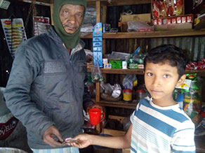 写真-4: 店番中の勘定をお父さんに報告