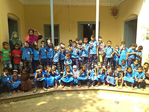 写真-1:クッキー配布開始時の記念写真