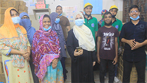 写真-3:クッキー配布ボランティアの方々