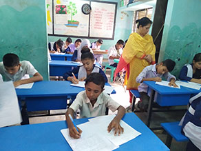 写真-5:休校前の教室での授業の様子①