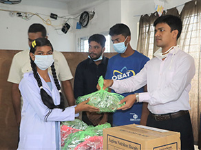 写真-3:ユーグレナクッキー配布(シェドプール)