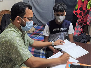 写真-3:補講授業を行うアラウディン校長