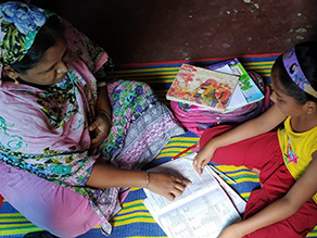 写真-4:娘と勉強内容について話す母親アシアさん