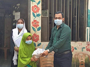 写真-2:クッキー配布の様子(ハミム小学校②)