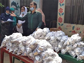 写真-1:クッキー配布の様子(ハミム小学校①)