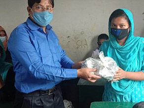 写真-3:クッキー配布の様子(アイデアルカデット小学校)