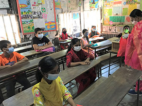 写真-5:クッキー配布の様子(BDPシティコロニー小学校)