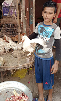 写真-1:鶏肉店で働くナイム君