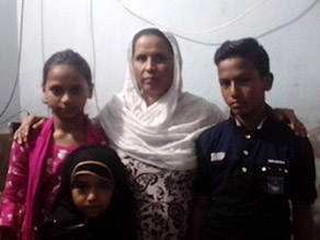 写真-2:ナイム君が支える家族